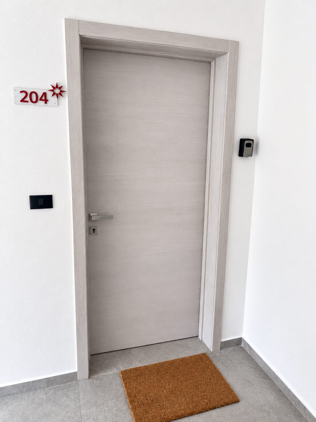 Vstupní dveře apartmánu 204